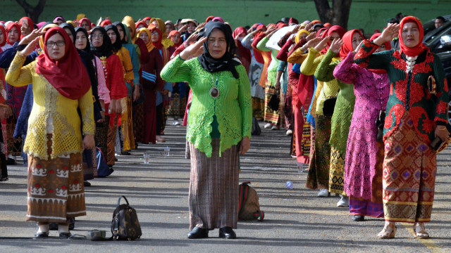 Sejumlah peserta upacara bendera mengenakan pakaian adat Lampung dalam rangka peringatan Hari Ibu ke-91 di Bandar Lampung, Lampung, Senin (23/12). Foto: ANTARA FOTO/Ardiansyah