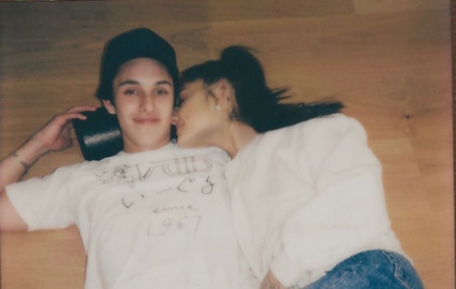 Pamer Cincin Berlian, Ariana Grande Tunangan dengan Kekasihnya (1534)