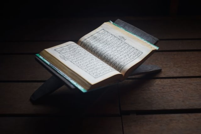 Membaca surat ayat Alquran sumber foto: Learnreligious
