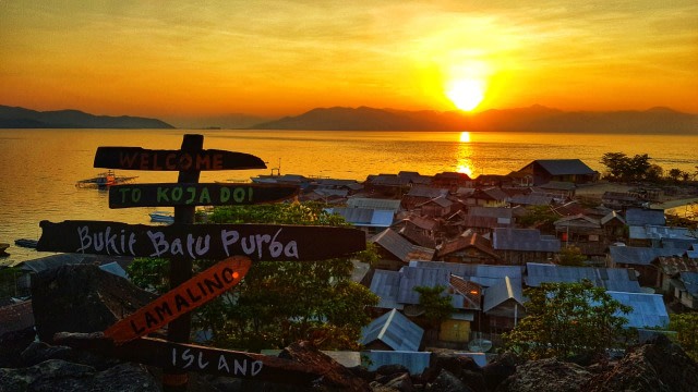 Pemandangan matahari terbit (sunrise) dari atas Bukit Batu Purba, salah satu objek wisata di Desa Koja Doi. Foto: Mario WP Sina. 