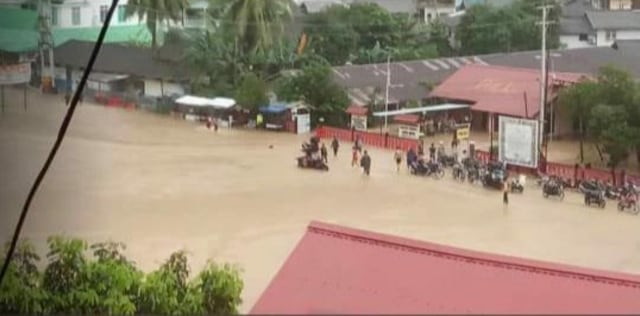 ﻿﻿Banjir bandang merendam jalanan di Kabupaten Kepulauan Anambas. Foto: Istimewa