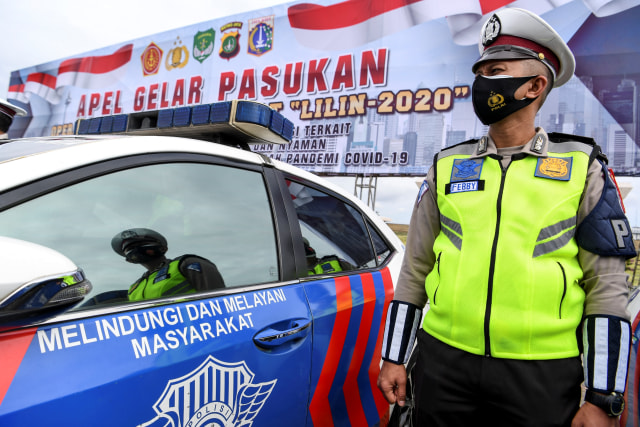 Anggota kepolisian mengikuti Apel Gelar Pasukan Operasi Lilin Jaya 2020 di kawasan Monumen Nasional (Monas), Jakarta, Senin (21/12). Foto: Hafidz Mubarak A/ANTARA FOTO