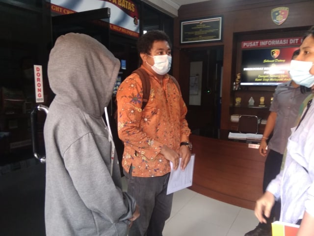 MIS, PSK Online (memakai jumper) saat melaporkan kasusnnya ke Polda Bali - IST