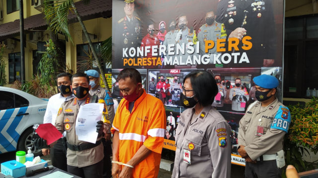 Pembuat dan penyebar berita hoaks berisi Malang Zona Hitam dengan mencatut nama Kapolresta saat ditangkap. Foto : Azmy.