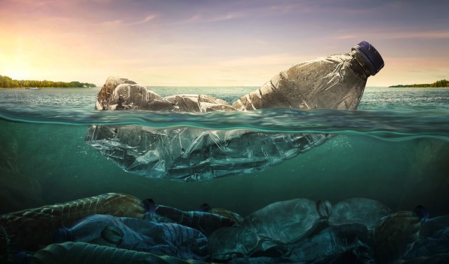 Ilustrasi sampah plastik di lautan (sumber freepik.com)