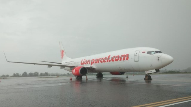 Petugas berhasil evakuasi badan pesawat Lion Air yang tergelincir di Bandar Udara Raden Inten II, Tanjung Karang, Lampung.
 Foto: Dok. Lion Air Group