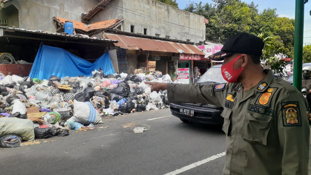 Sejumlah depo atau bak sampah di Kota Yogyakarta yang penuh, Senin (21/12).  Foto: Arfiansyah Panji Purnandaru/kumparan