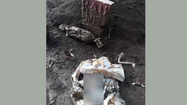 Viral 2 Bungkusan Pocong Berisi Foto dan Sesajen Ditemukan di Makam Pasuruan
