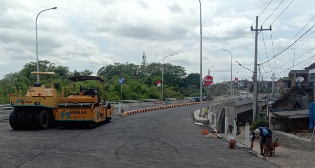 Proses pengaspalan Jembatan Kedungkandang. Foto: Feni.