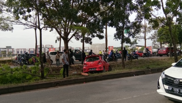 ﻿﻿﻿Kondisi mobil Toyota Agya menghantam median jalan di kawasan Batu Aji, Batam. Foto: Rega/kepripedia.com