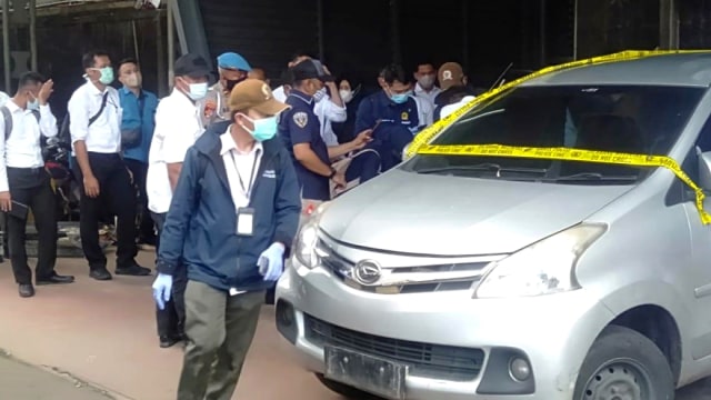 Bareskrim memeriksa barang bukti terkait kasus tewasnya pengawal Rizieq di Polda Metro Jaya, Jakarta, Senin (21/12). Foto: Dok. Istimewa