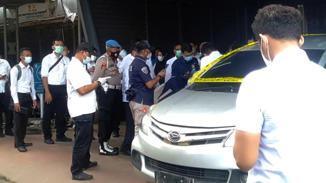 Bareskrim memeriksa barang bukti terkait kasus tewasnya pengawal Rizieq di Polda Metro Jaya, Jakarta, Senin (21/12). Foto: Dok. Istimewa