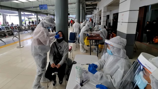 Petugas medis melakukan rapid tes antigen COVID-19 kepada calon penumpang Kereta Api (KA) di Stasiun Pasar Senen, Jakarta, Senin (21/12). Foto: Dok. Istimewa