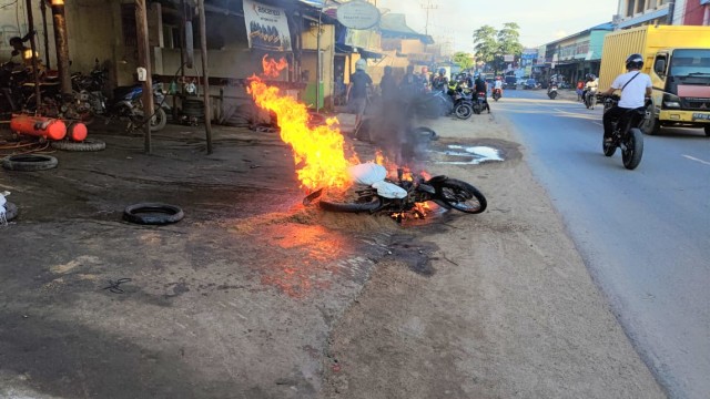 Honda Revo milik warga Sekadau terbakar saat diperbaiki di bengke. Foto: Dok. Humas Polres Sekadau