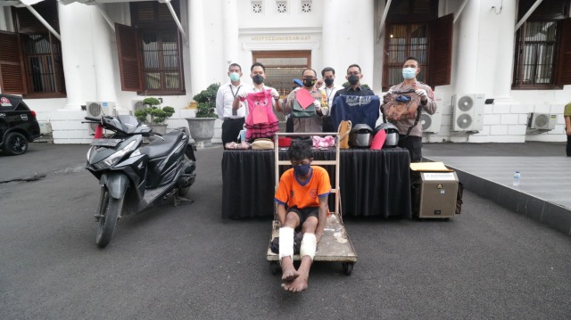 DI pelaku penjambretan dan barang bukti telah diamankan pihak kepolisian Polrestabes Surabaya.