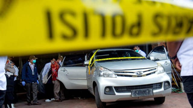 Garis polisi terpasang saat Komisioner Komnas HAM memeriksa salah satu mobil dalam kasus penembakan anggota FPI di Polda Metro Jaya, Jakarta, Senin (21/12). Foto: Aditya Pradana Putra/ANTARA FOTO