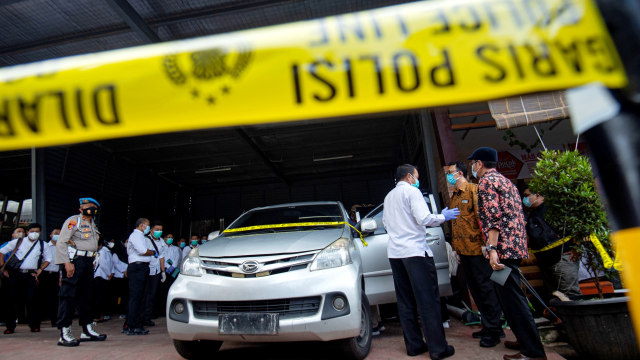 Komisioner Komnas HAM memeriksa salah satu mobil dalam kasus penembakan anggota FPI di Polda Metro Jaya, Jakarta, Senin (21/12). Foto: Aditya Pradana Putra/ANTARA FOTO