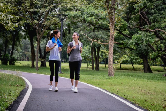 Sambil berjalan kaki, kamu juga bisa ikut berdonasi dengan menghitung langkahmu menggunakan aplikasi Gerak by Rexona.