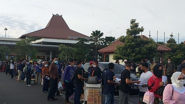 Penumpukan antrean penumpang pesawat udara terdeteksi di Juanda, Surabaya. Foto: Dok. Istimewa