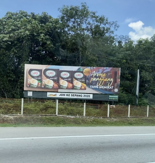 Viral tulisan iklan kopi di Malaysia memiliki makna kocak karena salah pilih jenis font. (Foto: Twitter/@FadzilahMamat)