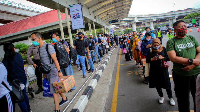 Calon penumpang pesawat mengantre untuk mengikuti tes cepat antigen di area Terminal 2 Bandara Soekarno Hatta, Tangerang, Banten, Selasa (22/12). Foto: Fauzan/ANTARA FOTO
