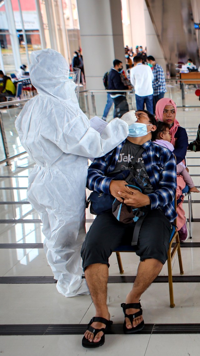 Calon penumpang pesawat mengikuti tes cepat antigen di area Terminal 2 Bandara Soekarno Hatta, Tangerang, Banten, Selasa (22/12). Foto: Fauzan/ANTARA FOTO