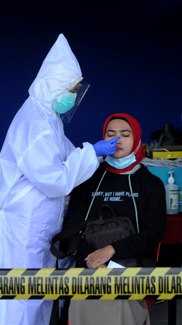 Seorang warga melakukan tes cepat atau rapid test antigen di Bandara Adi Soemarmo, Boyolali, Jawa Tengah, Selasa (22/12). Foto: Aloysius Jarot Nugroho/ANTARA FOTO