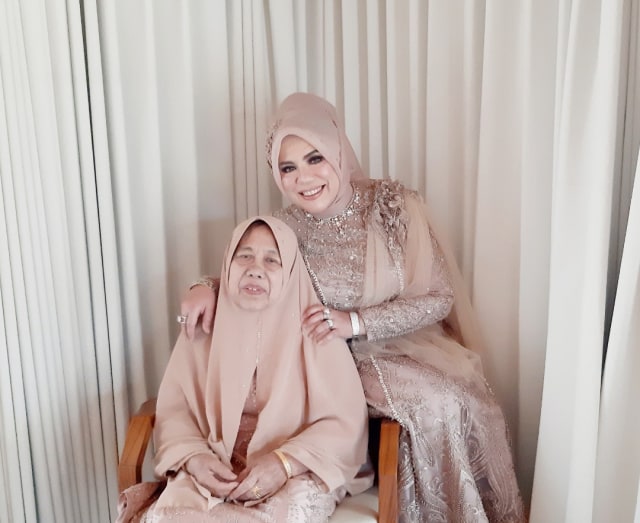 Dyah Sawitri (kanan) dan ibu (kiri). Foto: dok