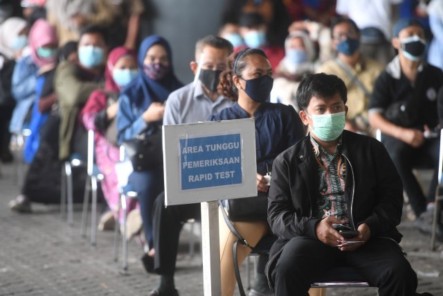 Warga mengantre untuk mengikuti rapid tes antigen di Stasiun Gambir, Jakarta, Selasa (22/12).  Foto: Akbar Nugroho Gumay/ANTARA FOTO