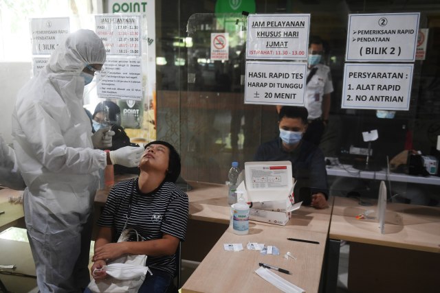 Warga mengikuti rapid tes antigen di Stasiun Gambir, Jakarta, Selasa (22/12).  Foto: Akbar Nugroho Gumay/ANTARA FOTO