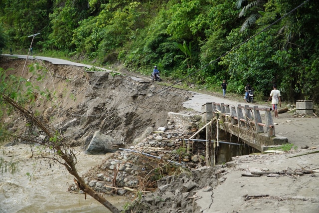 Akses jembatan penghubung ke desa Batu Ganda hancur diterjang banjir. Foto: Lukman Budianto/kendarinesia.