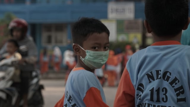 Siswa di Palembang menggunakan masker. (Foto. Ary Priyanto/Urban Id)