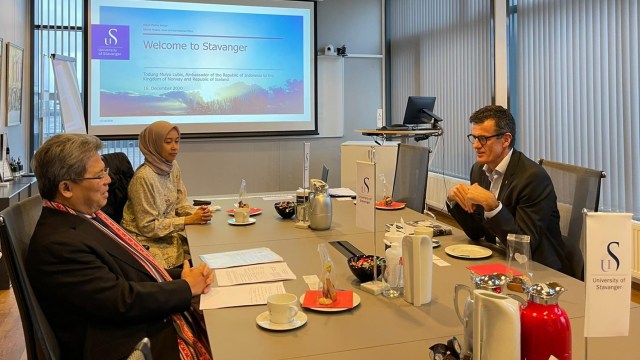 Duta Besar RI untuk Kerajaan Norwegia dan Republik Islandia Todung Mulya Lubis bertemu dengan Rektor Universitas Stavanger Klaus Mohn. Foto: Dok. KBRI Oslo