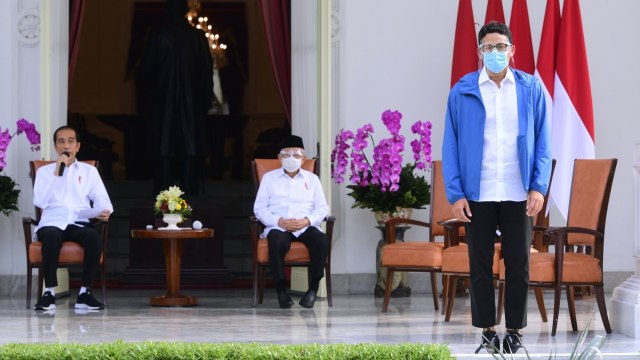 Presiden Joko Widodo mengumumkan Sandiaga Uno sebagai Menteri Pariwisata dan Ekonomi Kreatif di Istana Negara, Jakarta, Selasa (22/12).
Foto: Muchlis Jr/Biro Pers Sekretariat Presiden