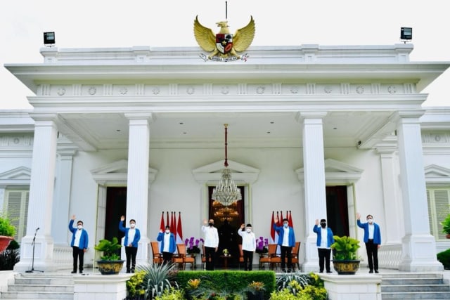 Presiden Joko Widodo didampingi Wakil Presiden Ma'ruf Amin foto bersama dengan menteri baru kabinet Indonesia Maju di Istana Negara, Jakarta, Selasa (22/12). Foto: Muchlis Jr/Biro Pers Sekretariat Presiden