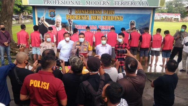 Polisi saat memaparkan kasus penganiyaan tahanan di Deli Serdang Sumut. Foto: Dok. Istimewa