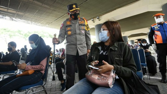 Kakorlantas Polri Irjen Pol Istiono melakukan pengecekan pengamanan di stasiun Gambir. Foto: Dok. Kakorlantas Polri