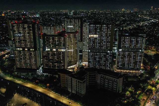 Foto aerial suasana malam hari di Rumah Sakit Darurat (RSD) Penanganan COVID-19 Kompleks Wisma Atlet Kemayoran Jakarta, Selasa (22/12/2020). Foto: Galih Pradipta/ANTARA FOTO