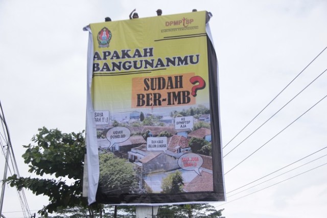 Pemkab Temanggung, Jawa Tengah memasang baliho sosialisasi IMB di wilayah Pringsurat, Selasa (22/12/2020). foto: ari/Tugu Jogja