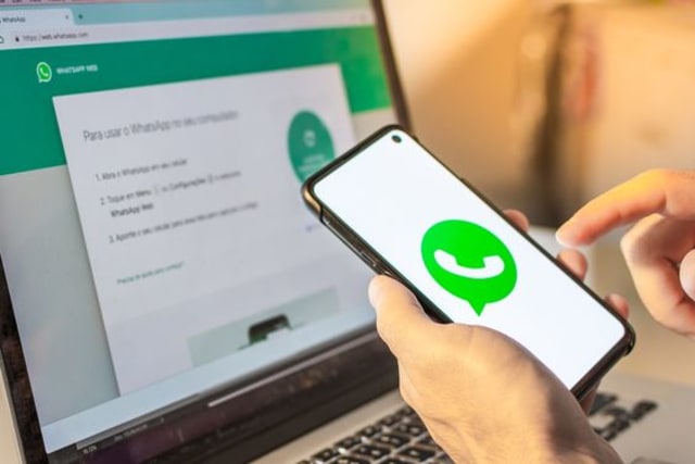 Login Whatsapp Web dengan menggunakan nomor hp. Foto: Pinterest