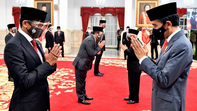 Presiden Joko Widodo bersalaman dengan Menteri Pariwisata dan Ekonomi Kreatif Sandiaga Uno usai dilantik, di Istana Negara, Jakarta, Rabu (23/12). Foto: Agus Suparto