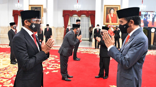 Presiden Joko Widodo bersalaman dengan Menteri Pariwisata dan Ekonomi Kreatif Sandiaga Uno usai dilantik, di Istana Negara, Jakarta, Rabu (23/12). Foto: Agus Suparto/Setpres