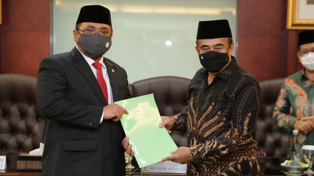 Serah terima jabatan Menteri Agama Fachrul Razi kepada Yaqut Cholil Qoumas di Kementerian Agama RI, Rabu (23/12). Foto: Kemenag RI