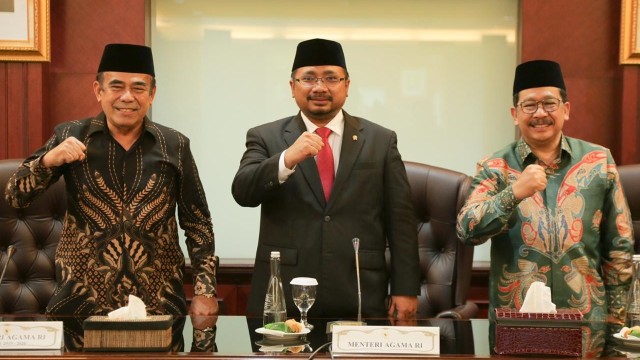 Serah terima jabatan Menteri Agama Fachrul Razi kepada Yaqut Cholil Qoumas di Kementerian Agama RI, Rabu (23/12). Foto: Kemenag RI