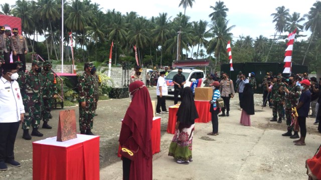 Penyerahan secara simbolis bantuan untuk keluarga korban terorisme di Sulawesi Tengah. Penyerahan bantuan ini diserahkan di Kabupaten Poso, Rabu (23/12). Foto: Kristina Natalia/PaluPoso