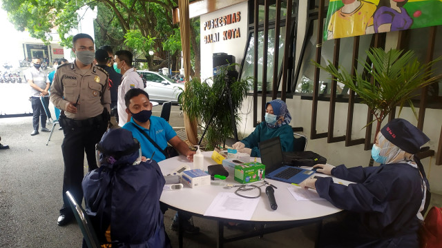 Dinas Kesehatan Pemkot Bandung melakukan simulasi penyuntikan vaksin virus corona, di Balai Kota Bandung, Rabu (23/12). Foto: Rachmadi Rasyad/kumparan