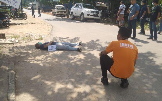 Reka ulang kasus pembunuhan mandor di Bengkong. (Foto: Reza/batamnews)