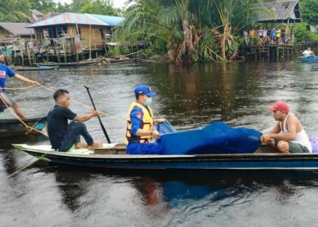 ﻿Proses evakuasi jenazah korban tabrakan perahu di DAS Kapuas. FOTO: Istimewa).