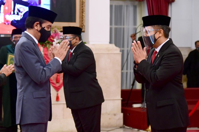 Presiden Joko Widodo memberikan ucapan selamat kepada Menteri Kesehatan Budi Gunadi Sadikin saat upacara pelantikan menteri. Foto: Muchlis Jr/BPMI Setpres/Antara Foto