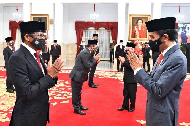 Presiden Joko Widodo memberikan ucapan selamat kepada Menteri Pariwisata dan Ekonomi Kreatif Sandiaga Salahudin Uno. Foto: Agus Suparto/Setpres/Antara Foto